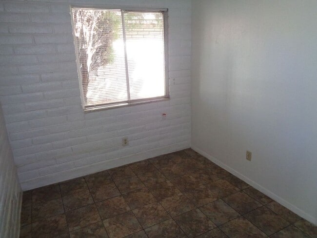 Building Photo - Adorable Single Level Eastside Duplex With...