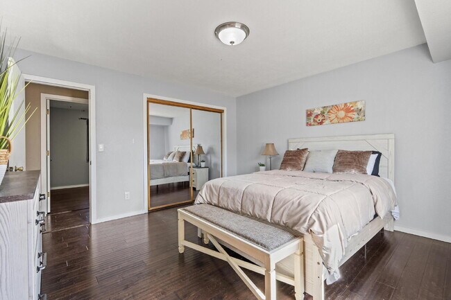 Building Photo - "Spacious 5-Bedroom Haven with 3 Full Bath...