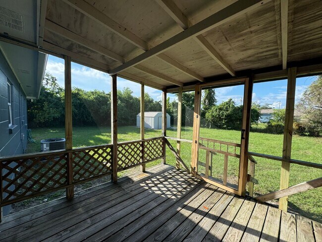 Building Photo - Charming 3-Bedroom 1-Bathroom Duplex Utilities Included!