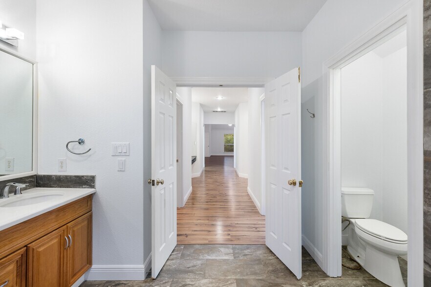 Building Photo - 402 Luna Vista Dr
