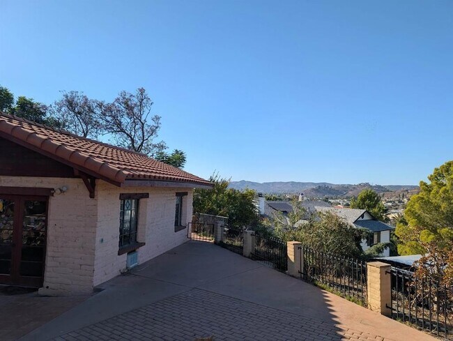 Building Photo - 9738 Lakeview Rd