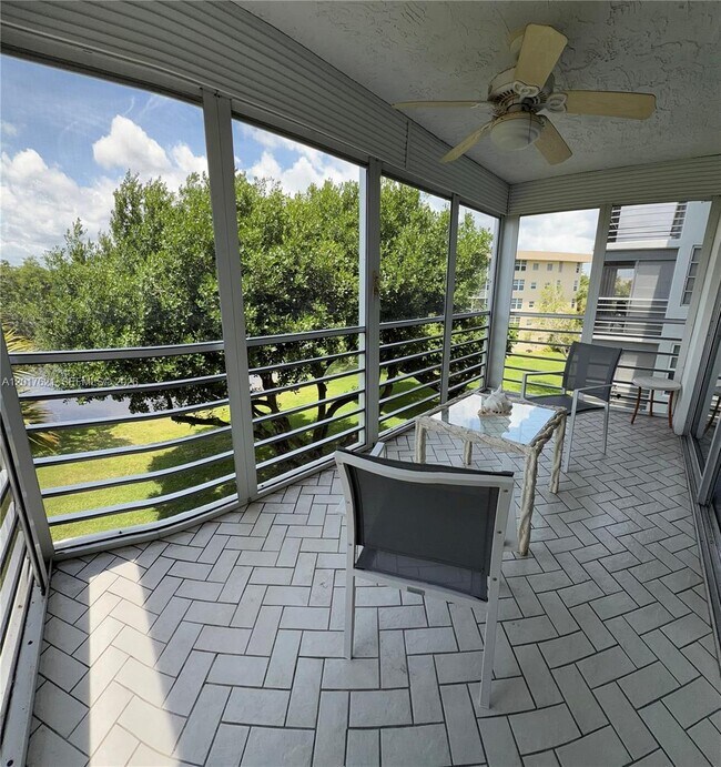 Building Photo - 4020 W Palm Aire Dr
