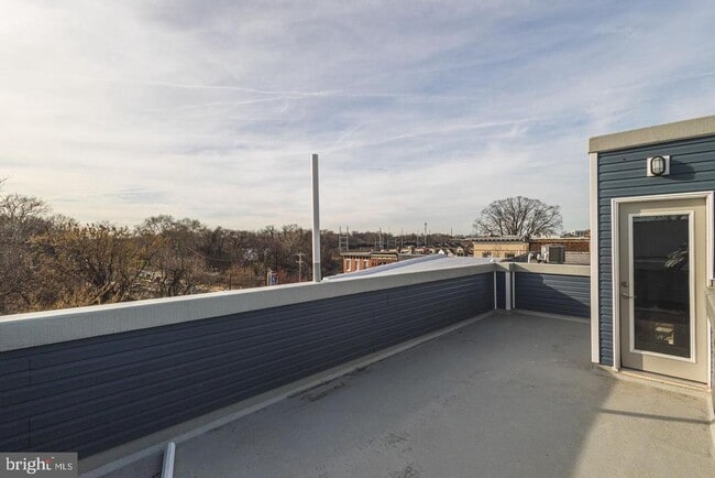 Building Photo - 3030 W Girard Ave