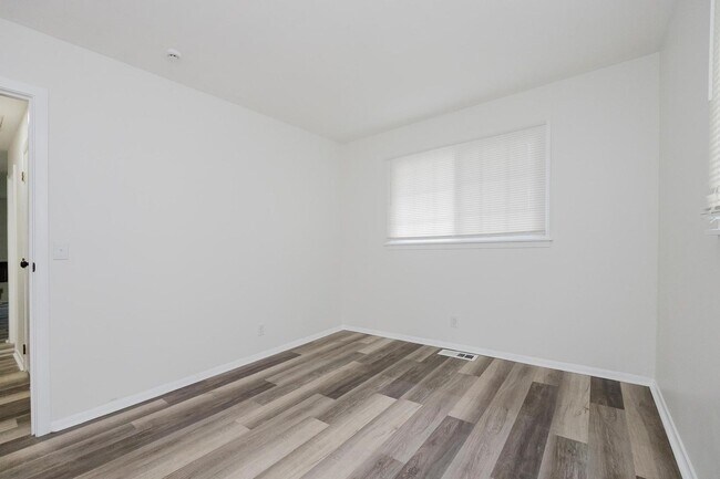 Building Photo - 2825 Hinde Ave