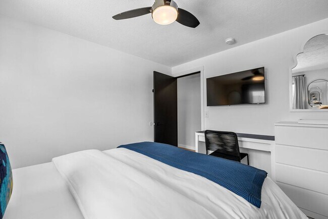 Building Photo - Modern 2BR Suite – Newly Furnished, Pet-Fr...