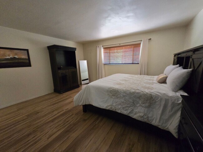 Building Photo - Furnished, 1-year long-term rental