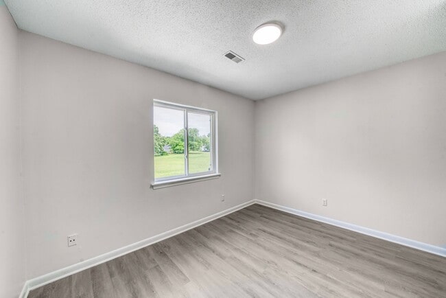 Building Photo - 307 Railroad St