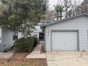 Building Photo - 3 Bedroom Backing up to San Felasco Hammock