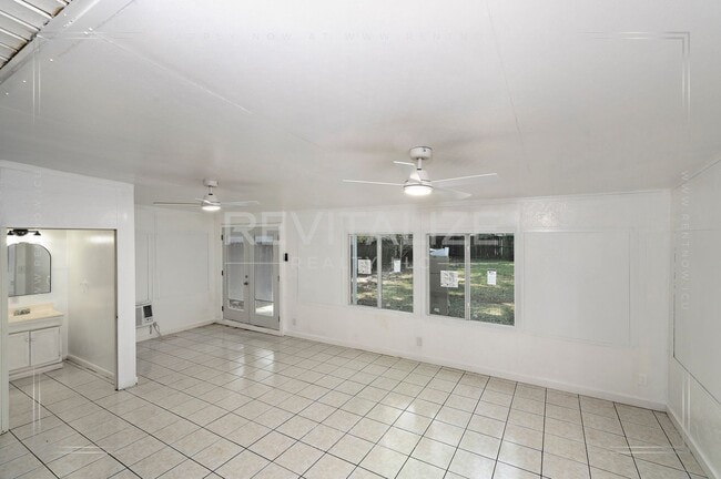 Building Photo - Adorable 3 Bed 2 Bath Cottage with Double ...