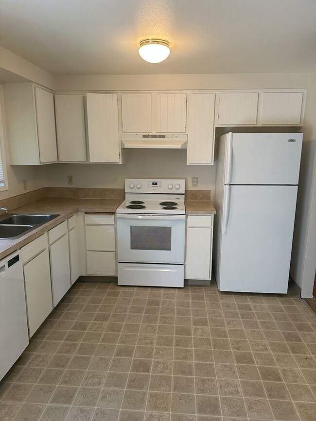 Building Photo - Three Bedroom Ranch with Large Yard!
