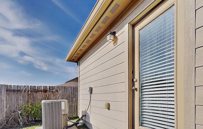 Building Photo - MOVE IN READY