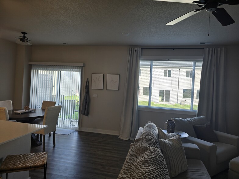 Building Photo - 6931 Bluebell Ct