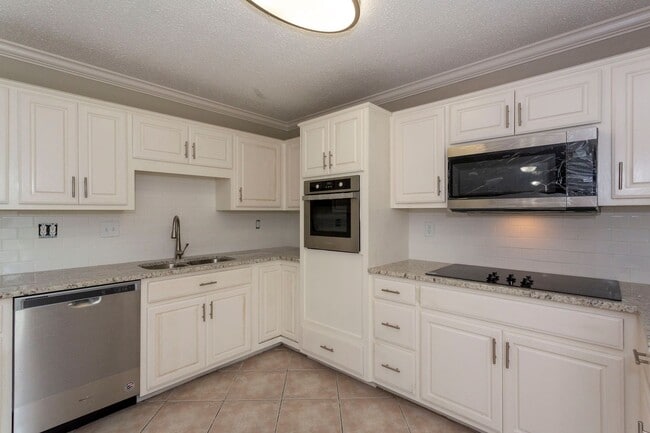 Building Photo - ** 4 bed 2 bath located in Dalraida close ...