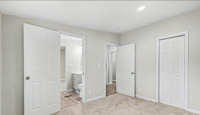 Building Photo - 5050 Park Creek Dr