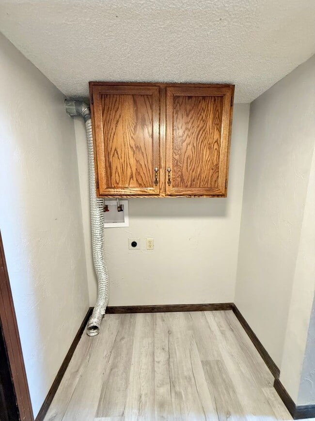 Building Photo - 6515 Flintridge Dr
