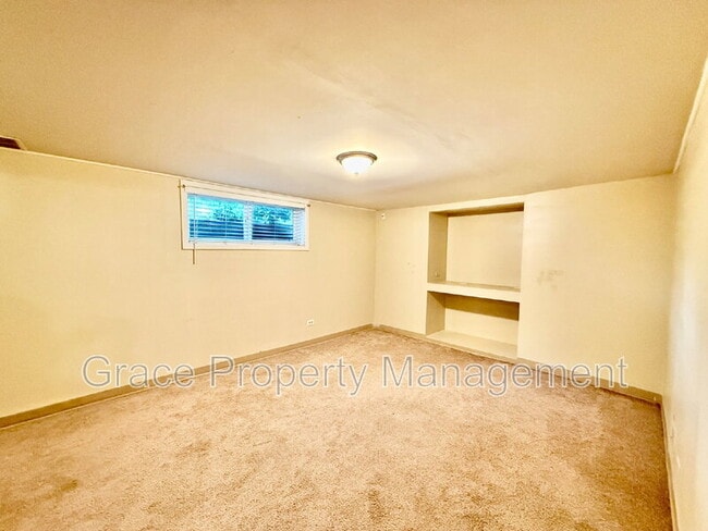 Building Photo - 1070 Iris St