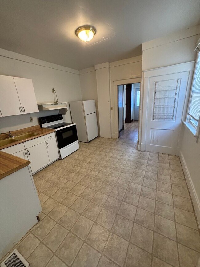 Building Photo - 128 E Davenport St