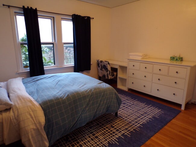 Building Photo - 4621 NE Royal Ct