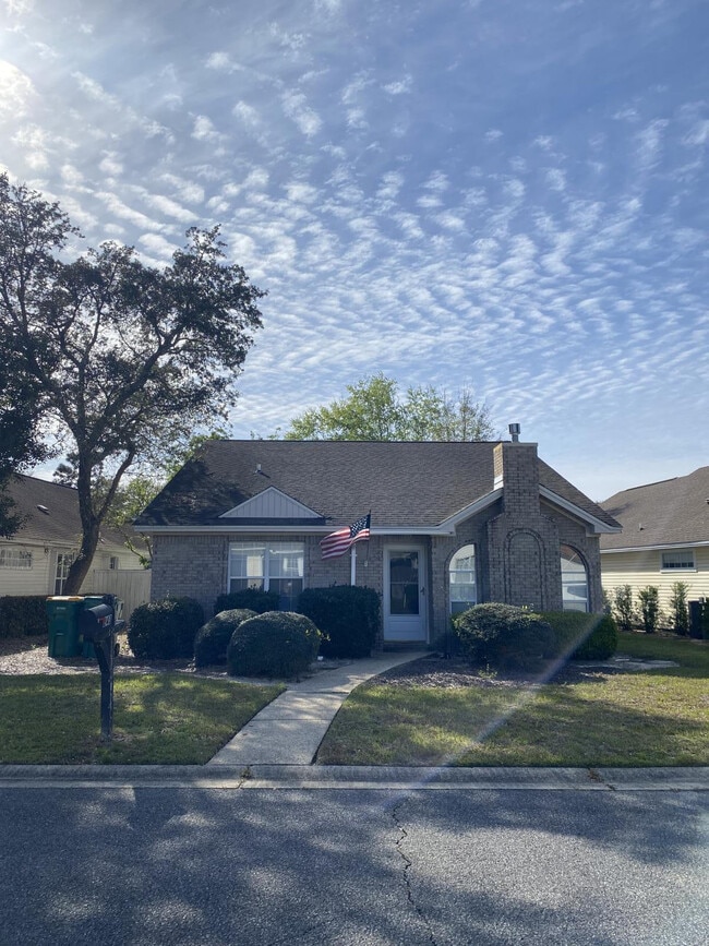 Building Photo - 243 Parkwood Cir