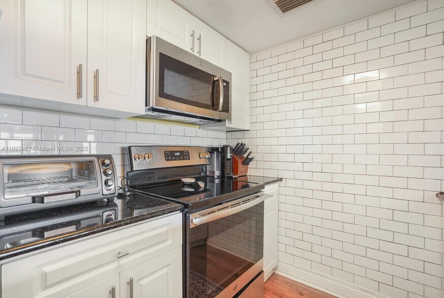 Building Photo - 280 SW 20th Rd