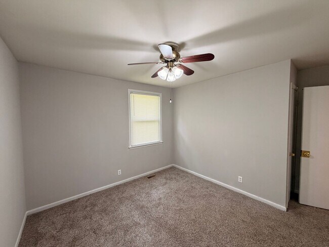 Building Photo - Available Immediately! 3 Bedroom 1 Bath + Bonus & Screened in Porch