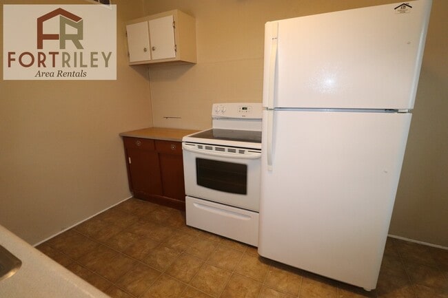 Building Photo - Spacious rental home!