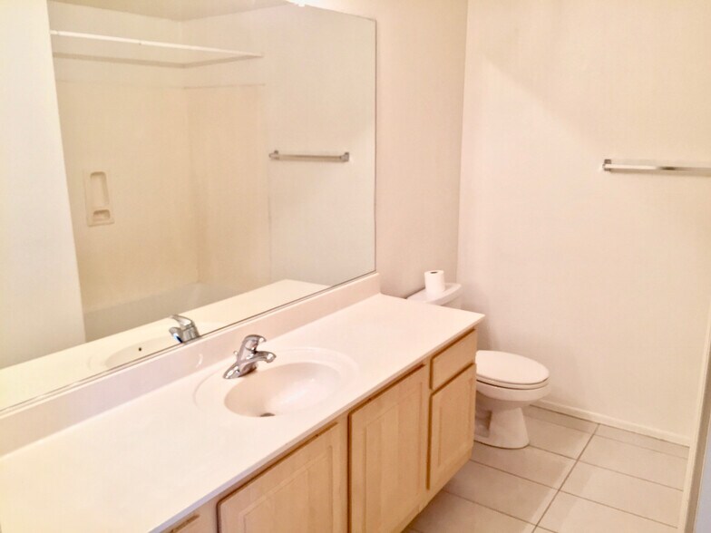 Building Photo - 420 W 1st St