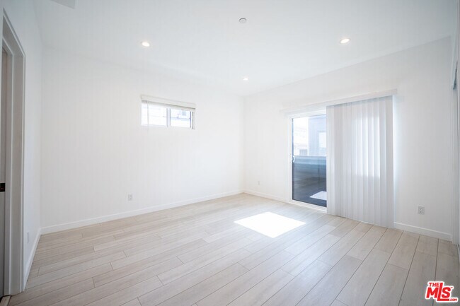 Building Photo - 246 N Dillon St