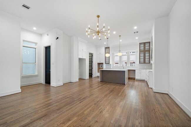 Building Photo - 1013 E 28th St