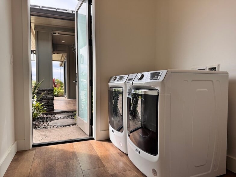 Building Photo - 170 Haniu St