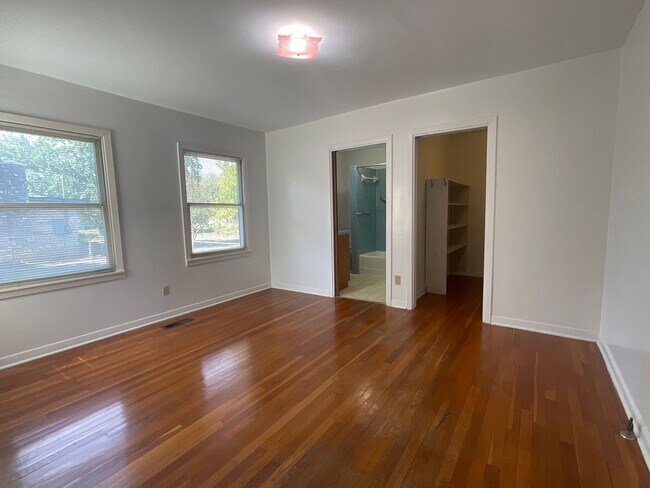 Building Photo - **Available Now** AMAZING 3 bedroom 2 Bath...