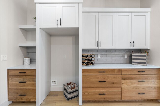 Building Photo - 2460 W Iron Coop St