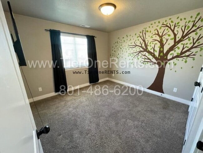 Building Photo - No deposit option for qualified renters