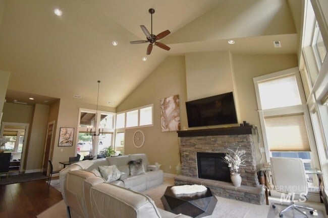 Building Photo - 1193 E Lone Shore Dr