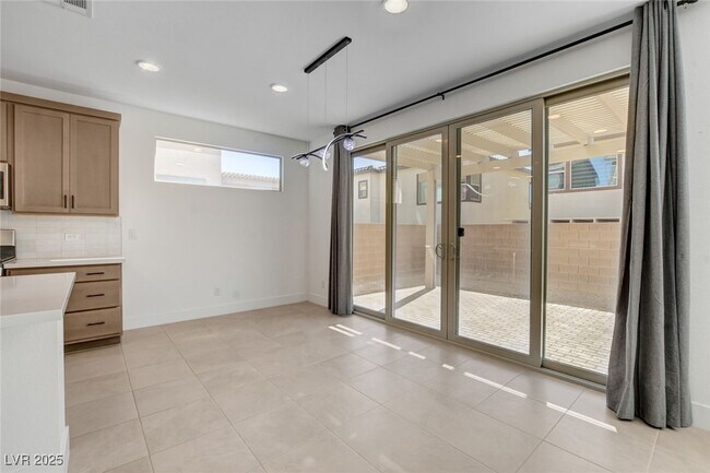 Building Photo - 1305 Azure Jay Ave