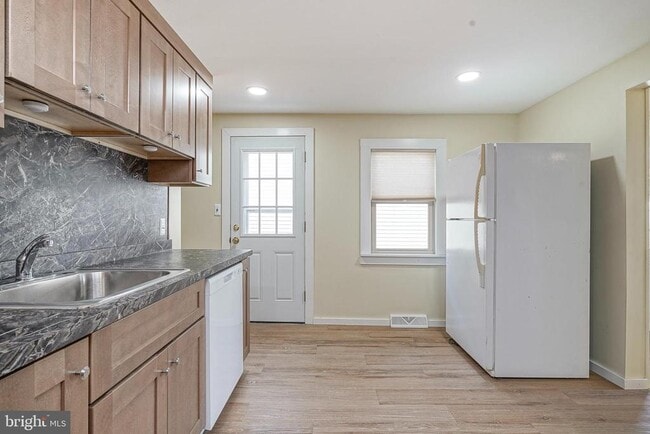 Building Photo - 19 E Millbrooke Ave