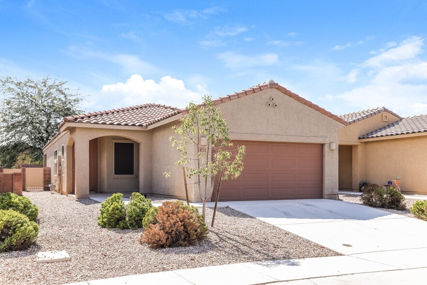 Primary Photo - 876 E Bottomlands Ln
