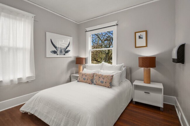 Building Photo - Charming 1 Bedroom  Downstairs Unit