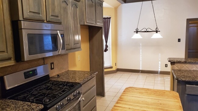 Building Photo - 1621 Colonial Dr