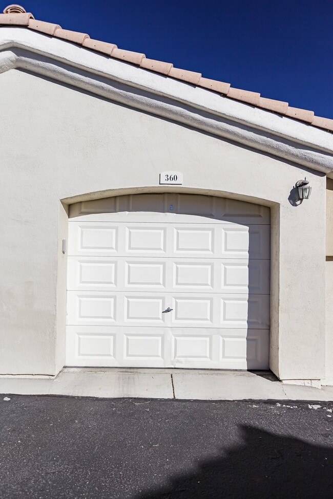 Building Photo - Downstairs condo located in Summerlin