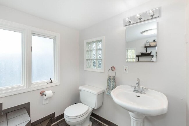 Building Photo - Fantastic West Plaza Bungalow