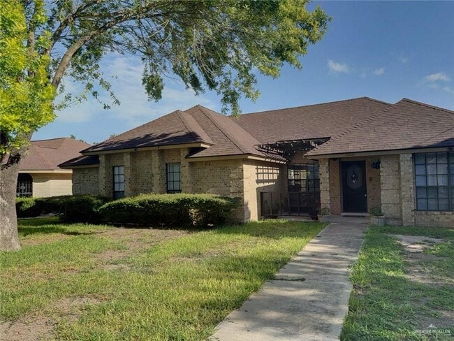 Building Photo - 120 E Gardenia Ave