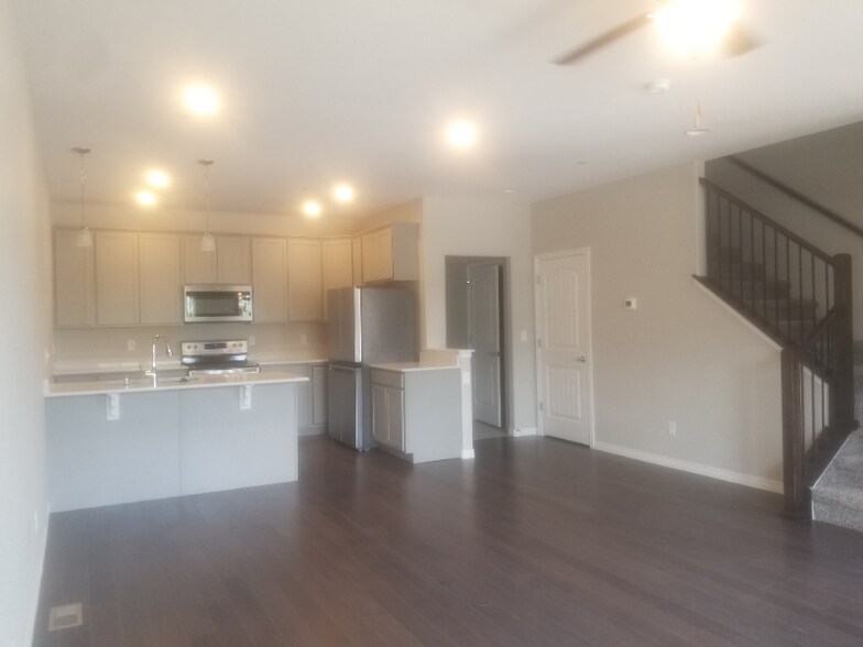 Building Photo - 2431 Crown View Dr