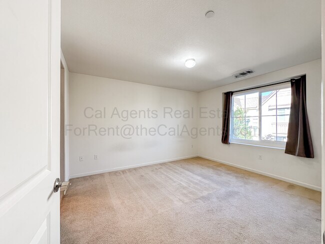 Building Photo - 110 Heligan Ln