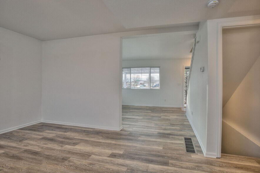 Building Photo - 624 26th St SW