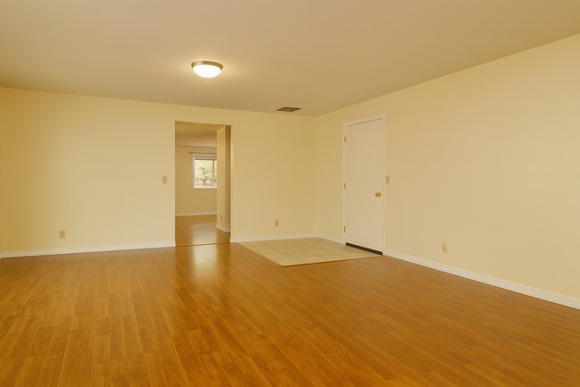 Building Photo - Spacious SW Bend Home on Nearly Half an Ac...