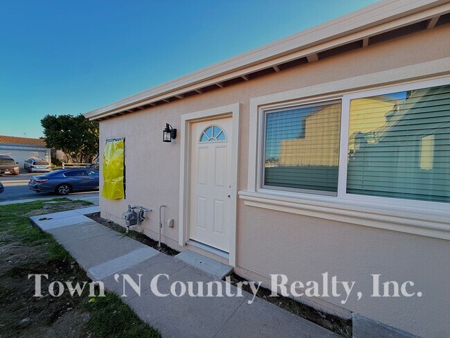 Building Photo - 1720 Cherokee Dr