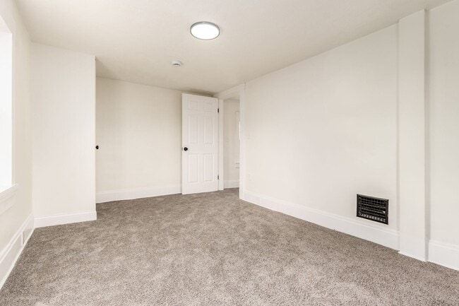 Building Photo - 479 Siebert St