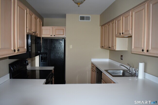 Building Photo - 735 Popes Island Rd