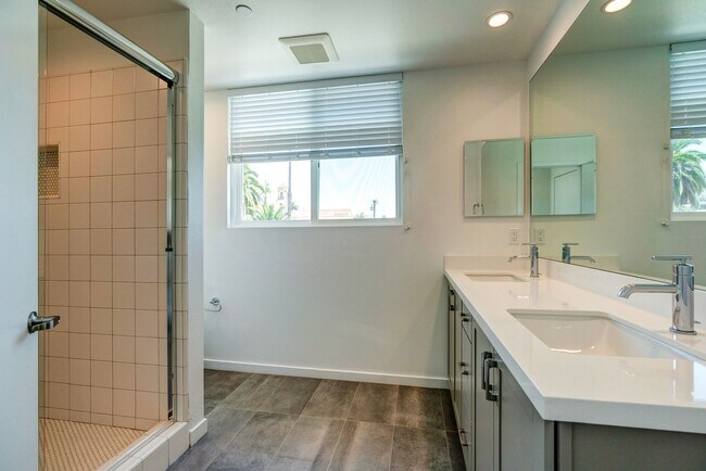 Building Photo - Luxury Penthouse Condo With Ocean Views in Ventura!